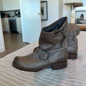 Frye Veronica Short Boot size 9.5, Stone